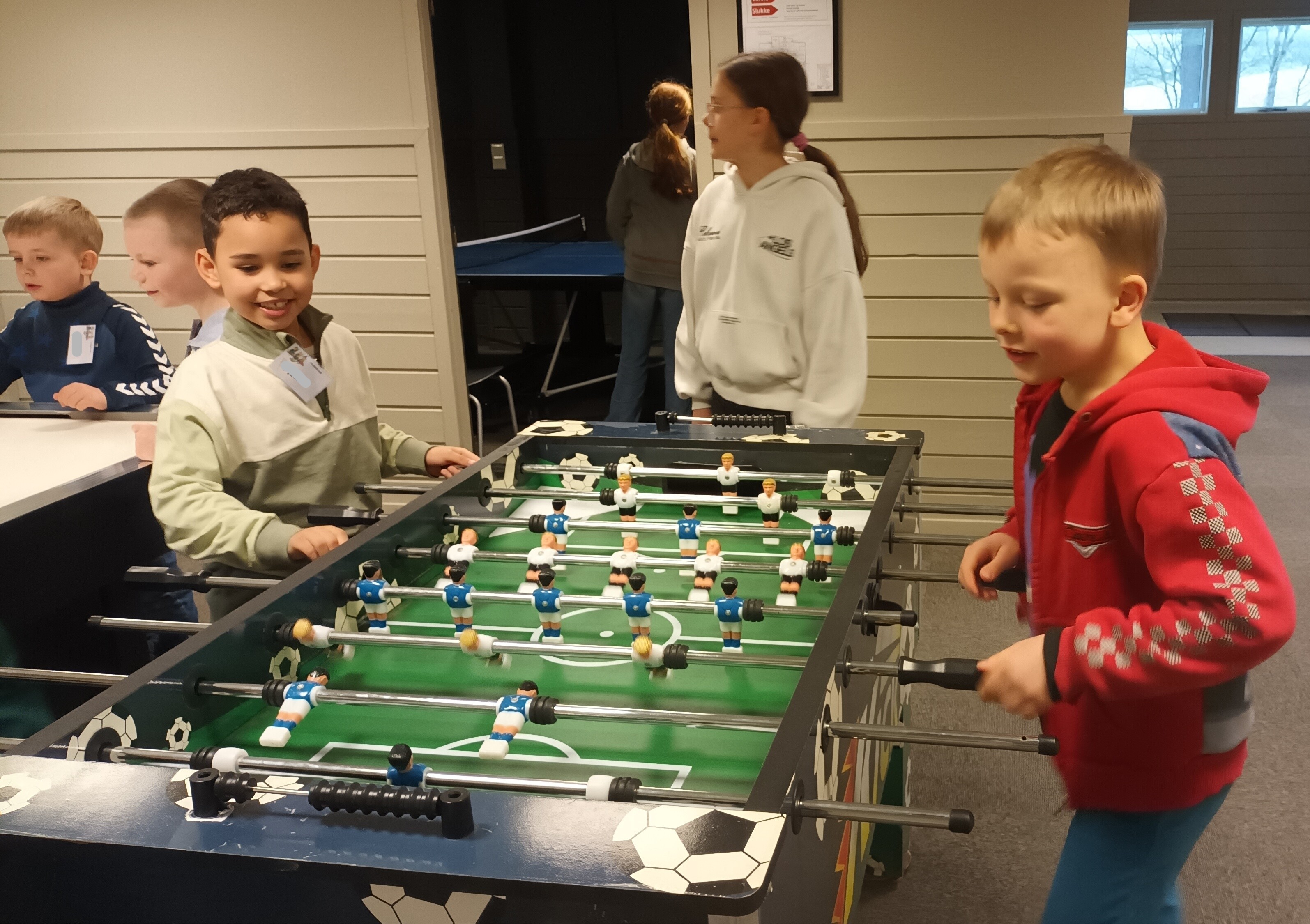 Gutter som spiller fotballspill